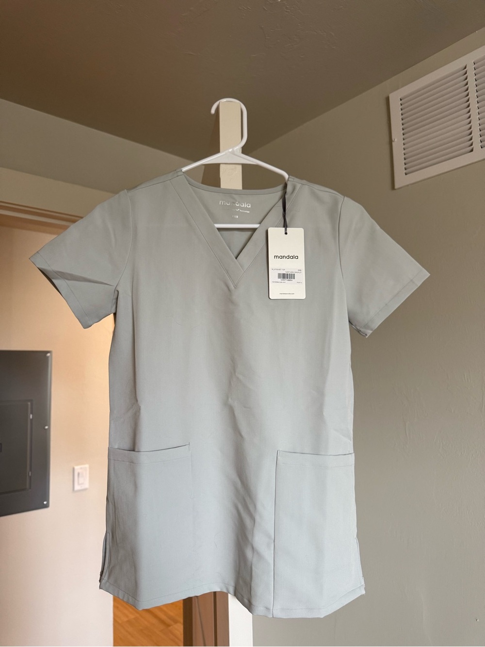 Mandala 6 pocket scrub top. Northern droplet. Size XXS